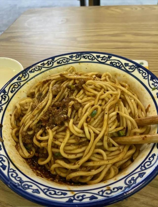 江西人第一次去成都旅游，跑了四家面馆才吃饱。评论区笑翻天