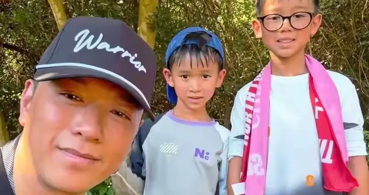 胡杏儿老公带俩儿子祭祖，汗湿仍认真上香，家教满分！