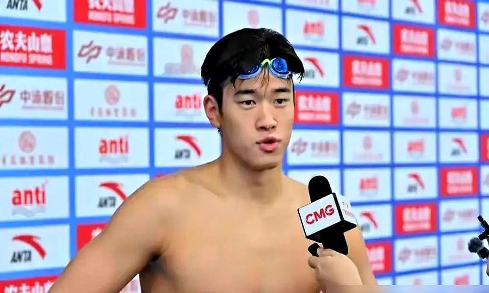 21秒56！潘展乐指尖触壁，大屏幕定格。吴晟恺慢了0.03秒紧贴上来。...