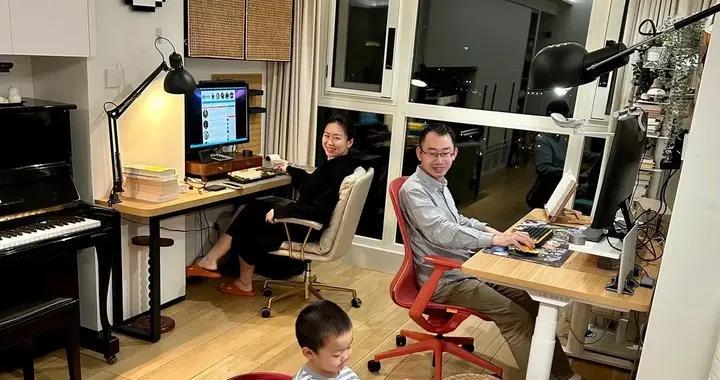 陕西一女子把阳台改造成双人书房，竟意外成了梦中情家，太实用了