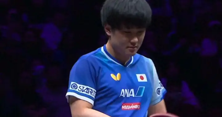 激动握拳怒吼！他太强了：张本智和3-0剃光头+8强，赢下日本德比