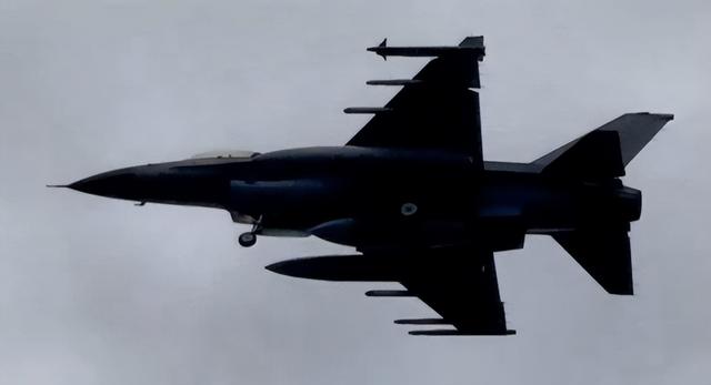 一架乌克兰F-16成功击落5架俄罗斯无人机