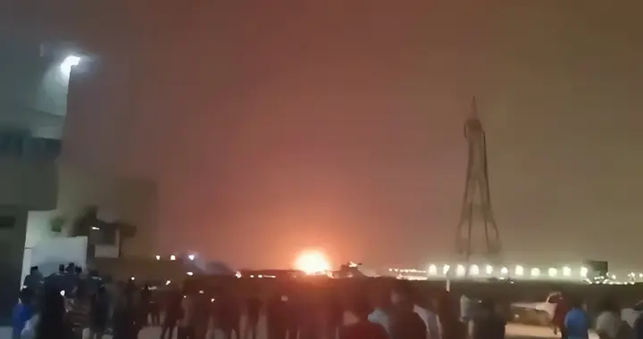 冲天大爆！中东石油设施大战打响，伊朗狠话说尽，立杀三处炼油厂