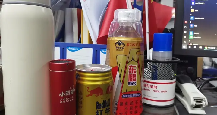 东鹏饮料盘中跌近6%！增速预期从30%砍到15%，市场重估定价逻辑