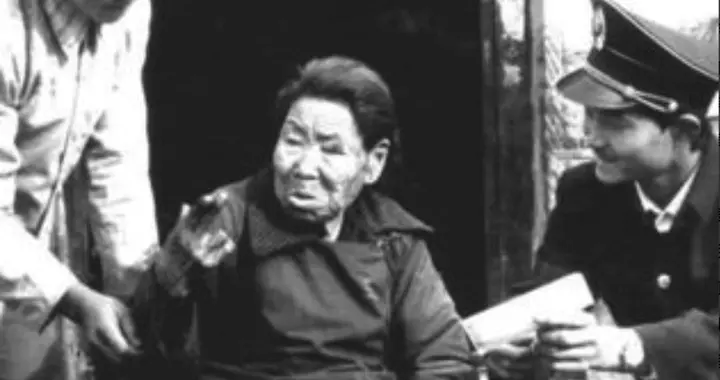 伪军搜查八路伤员，老乡谎称是病人，却被一句“鞋上全是泥”问住