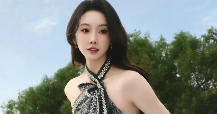 宣璐春日穿搭：穿挂脖羽毛裙原野小仙女