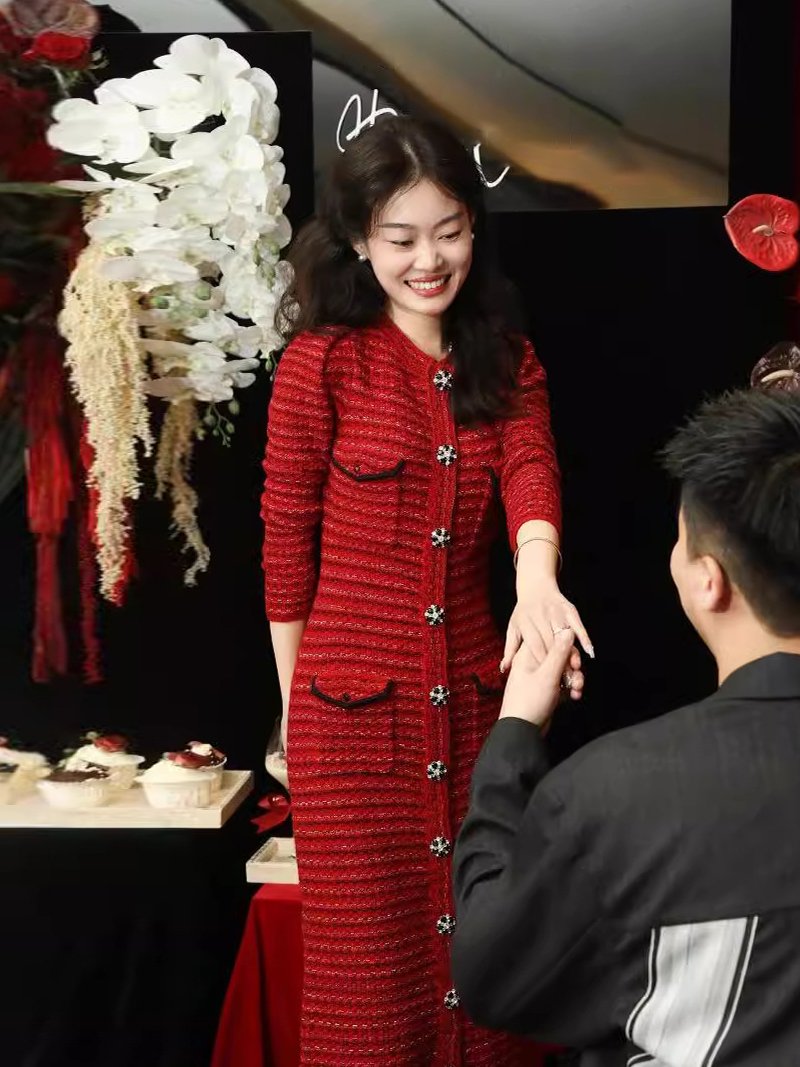 高级感气质红色圆领针织连衣裙女小香风长裙