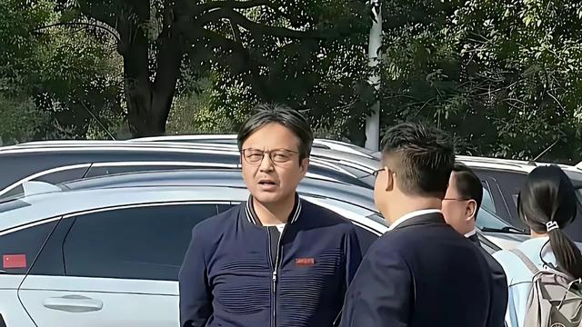 吉如意：图中的人物是一位知名主持人，他曾