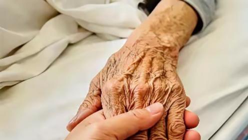 清猗：73岁的大姑，寿衣穿了两天，硬撑着