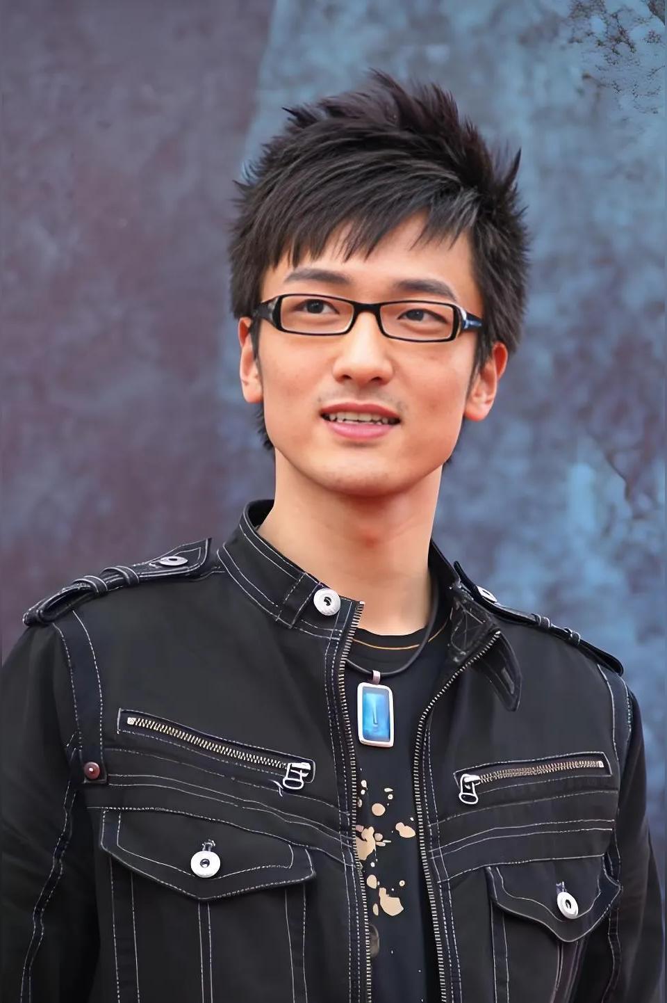 王传君以前挺干净的一个小伙子，这几年到底经历了什么？  近日，王传君凭...