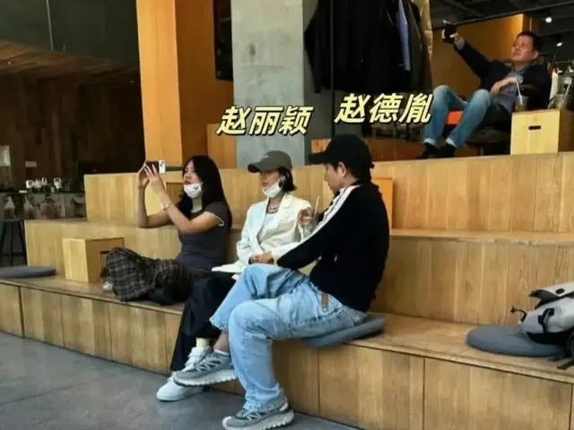 赵丽颖与赵德胤同行引热议，感情走向成焦点