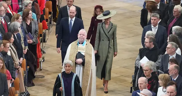 威廉夫妇出席大主教就职典礼！英国王储穿西服很绅士，凯特美翻了