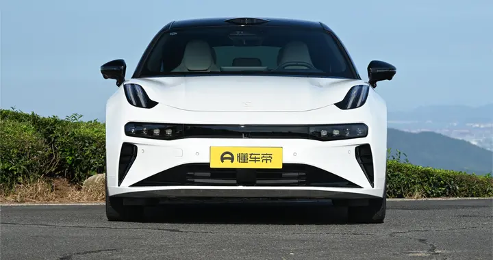 全栈升级，900V+空悬，810km续航，2秒级加速，极氪001值得入手？
