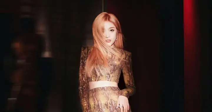 吴宣仪亮片露脐套装裙，勾勒完美腰身 ​​​