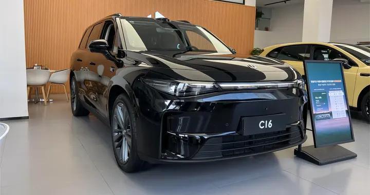 进店实拍零跑C16，有彩电冰箱大沙发，比理想便宜近一半