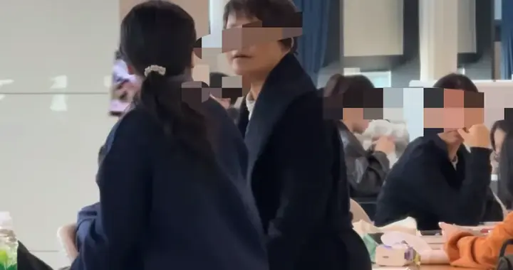 女孩图书馆占座被怒骂，对方身份被扒，评论区吵翻天！