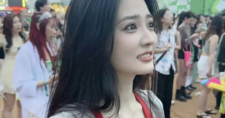 徐璐在人群中好扎眼