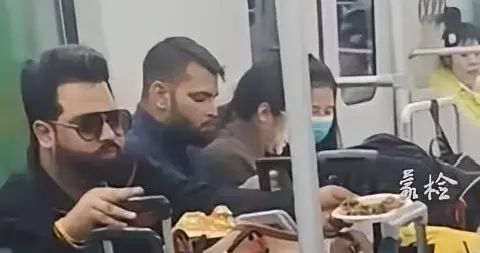 上海地铁光手吃饭，抱团抢工作，印度人的野心，从来不止挣钱