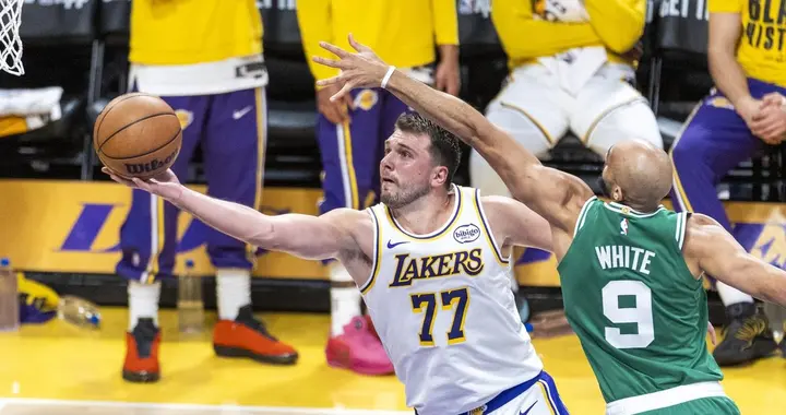 110-109！东契奇绝杀球甩锅，詹姆斯丢绝杀，湖人2大金身告破