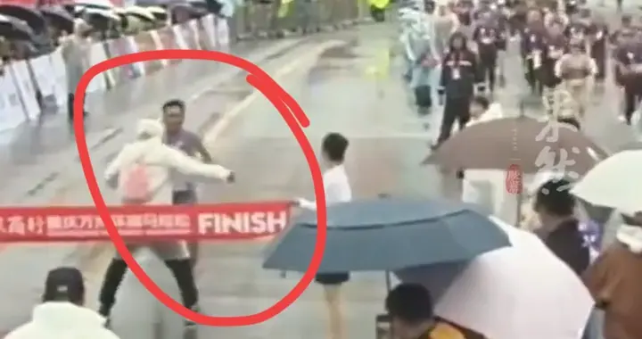 拦截冠军冲线的裁判被罚禁赛一年，组委会公开致歉，选手大度谅解