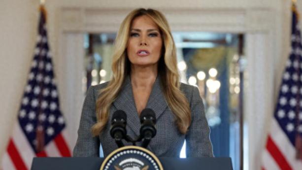 青衫书生：活久见！一向在白宫当“沉默花瓶