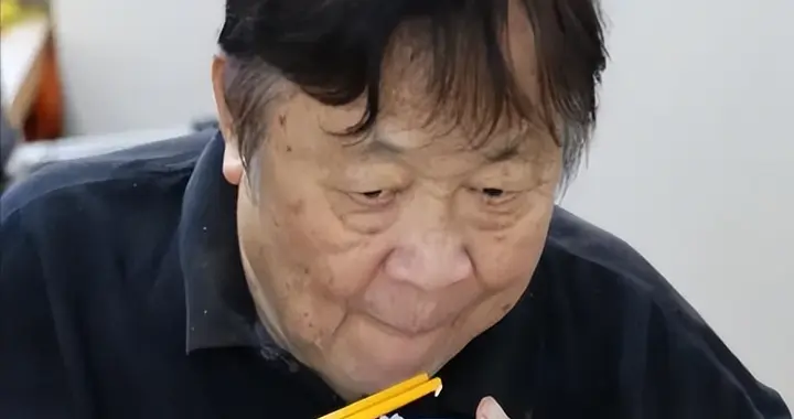 出名后出轨保姆、气死原配，如今78岁的他晚景凄凉，子女与其割席
