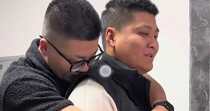 离散27年后双胞胎儿子终团聚，父子相拥落泪。