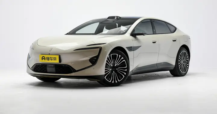 爆胎稳控实力在线！新阿维塔12智能拉满，新时代豪华该这样了