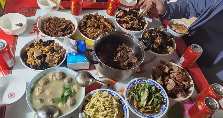 她把早上剩下的半个馒头当午饭，不是穷，是想瘦两斤