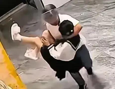高考一结束，东阳发生令人愤怒一幕，头盔男凌晨突然对女生下手！