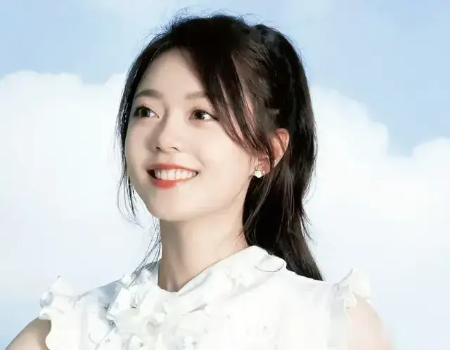 赵今麦亮相五四晚会造型，青春活力自信，绽放属于自己的光芒