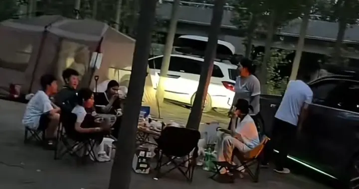 硬刚到底，女子占路露营被网暴，发视频毫无歉意