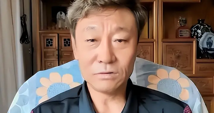 前国脚高峰现状：54岁很沧桑，妻子也是运动员，儿子和继父更亲