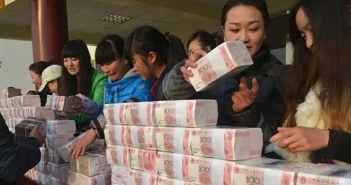 中国的钱多到300万亿，为啥百姓却觉得钱更难挣了？哪里出了问题