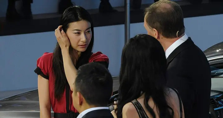 郭晶晶从跳水台“跳”到广州车展，网友：这波操作太“巴适”了！