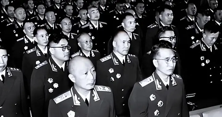 毛主席批阅文件，见署名竟为少将，笑问这是多大委屈？