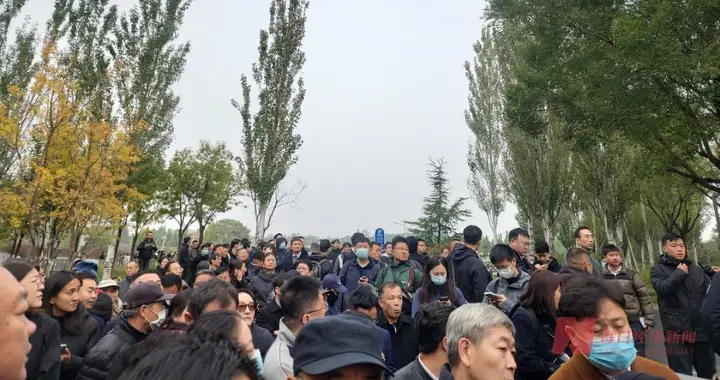 今天八宝山排起长队，送那位会给宇宙“写公式”“物理玩童”