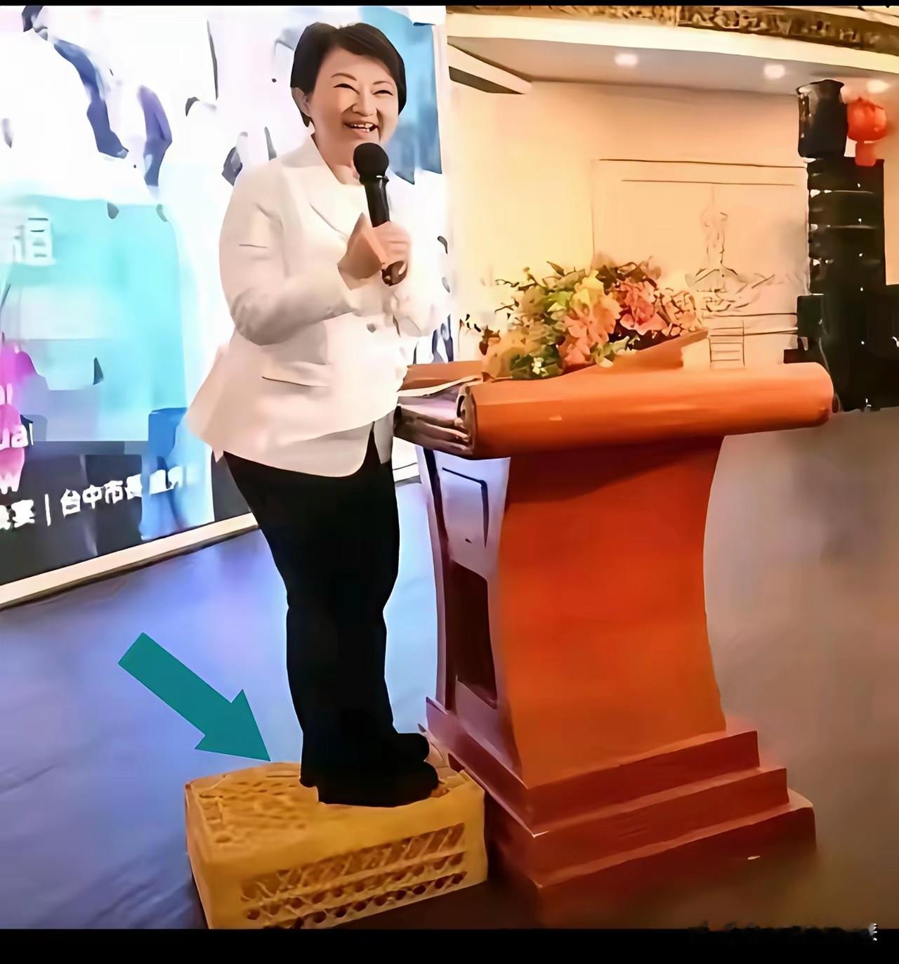 日菲都骑到头上划地盘了，台湾这帮政客在干嘛？  日本和菲律宾，隔着整个...