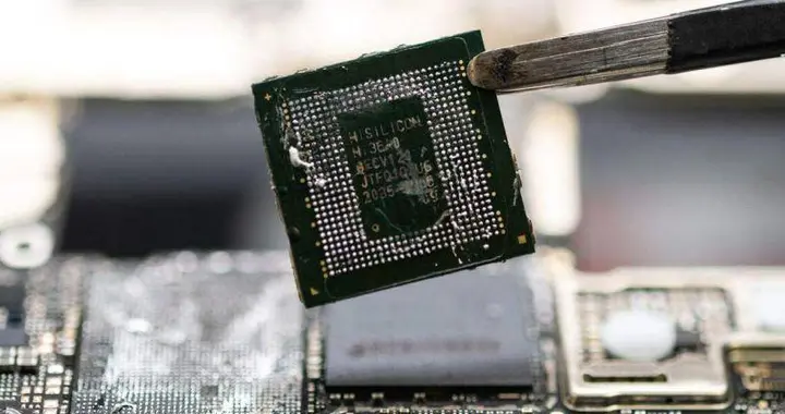 凭借麒麟芯和鸿蒙 OS，华为凭什么打穿美国人制定的安迪比尔定律？