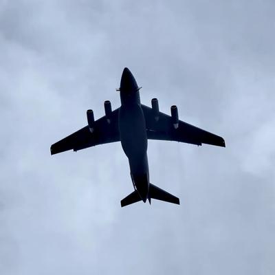 黑暗的左手：某大型运输机所有的舱门打开