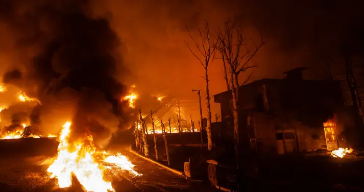 美以底线尽碎，德黑兰天降黑色石油雨，究竟有多“毒”？