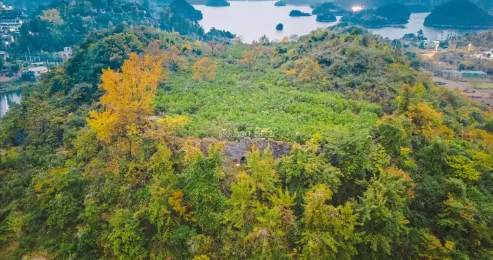 贵阳百花湖畔有一座古屯堡，四面悬崖，真是易守难攻