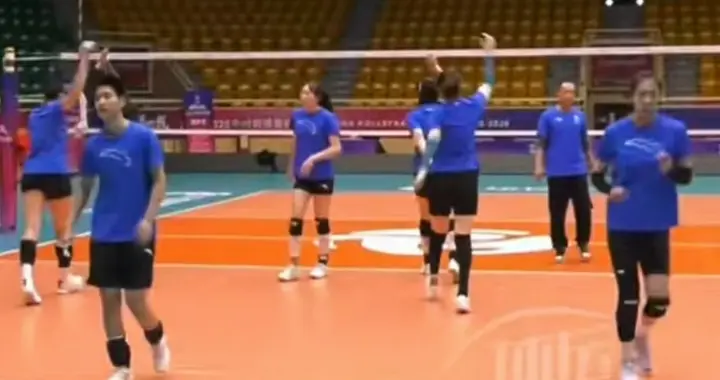 天津女排今天在漯河体育馆适应正式场地训练！