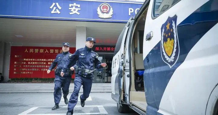 又一企业巨头暴雷！公司被一锅端，上百人被集体带走，坑惨老百姓