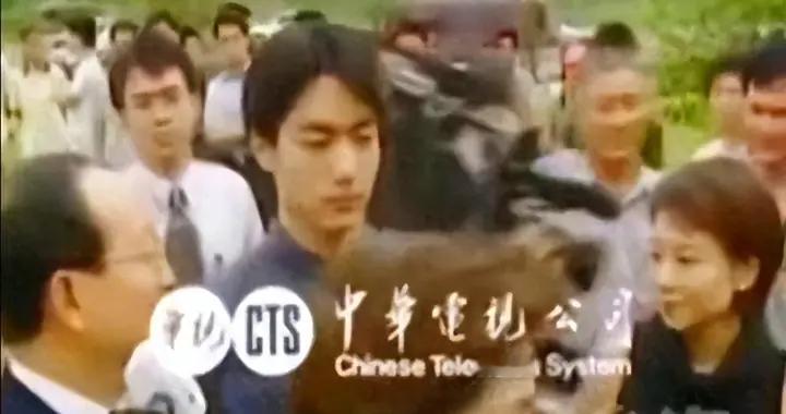 2000年，蒋万安来到桂林祭祖的珍贵影像，那年他22岁，五官周正