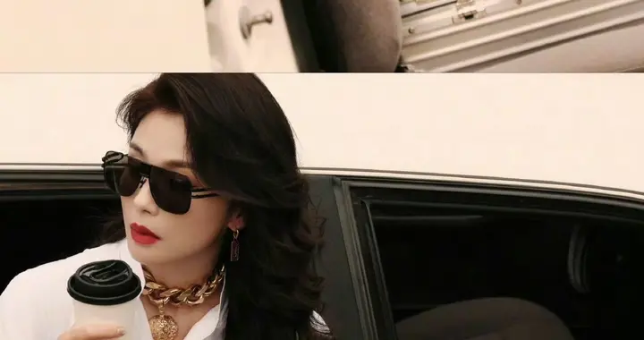 刘涛的街头美拍真的太绝了！卷发配墨镜，黑白穿搭酷感直接拉满。