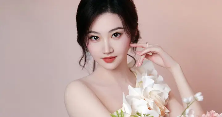 景甜淡黄色礼服搭配繁花，整个人散发着优雅恬静的气质