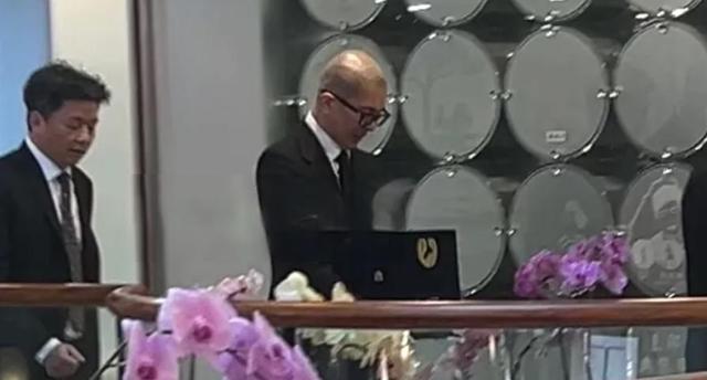 大S终下葬!具俊晔暴瘦一圈，手捧骨灰哭成泪人，S妈神情悲痛