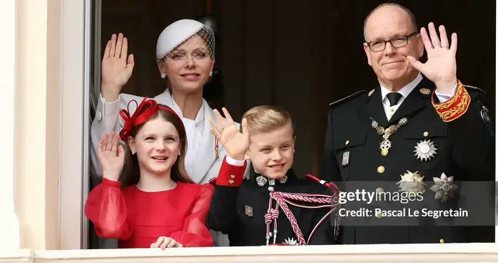 最强门面！夏琳王妃经典造型亮相国庆节活动，龙凤胎颜值完美复制