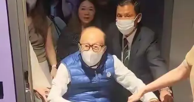 原来李嘉诚，放心不下的不是儿子和孙子，而是陪他30年没名分的她